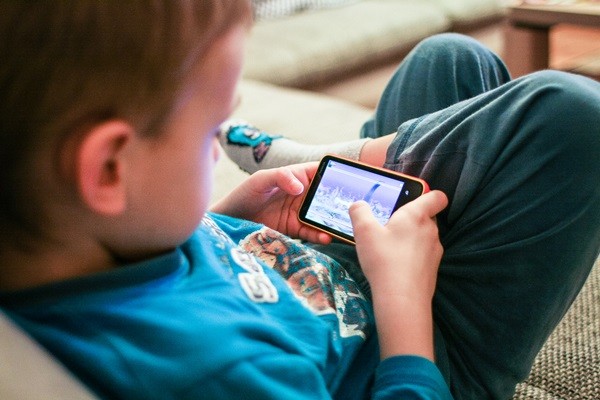 1日2時間以上ネット利用が当たり前!気になる子どもの『スマホ依存』と親の対策