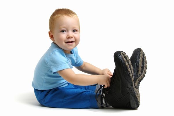 “少し大きめは“NG!!子どもの足トラブルを防ぐ靴の選び方