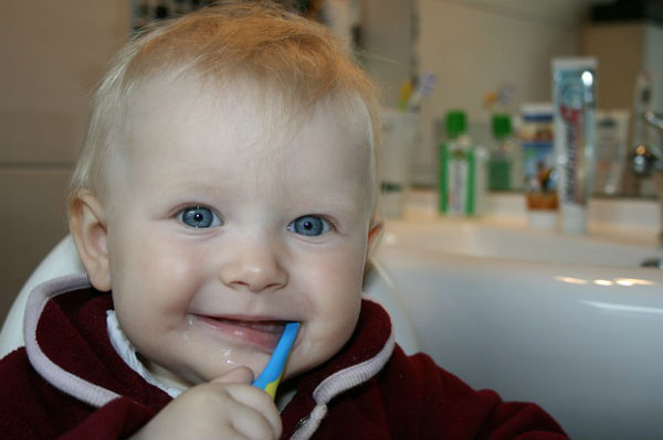仕上げ磨きに効果的！子ども用『電動歯ブラシ』を使うときのポイント