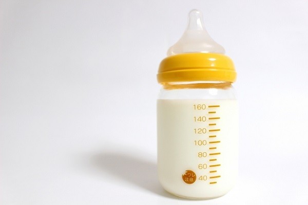 『液体ミルク』がついに日本で手に入る!?小池都知事が普及策を発表