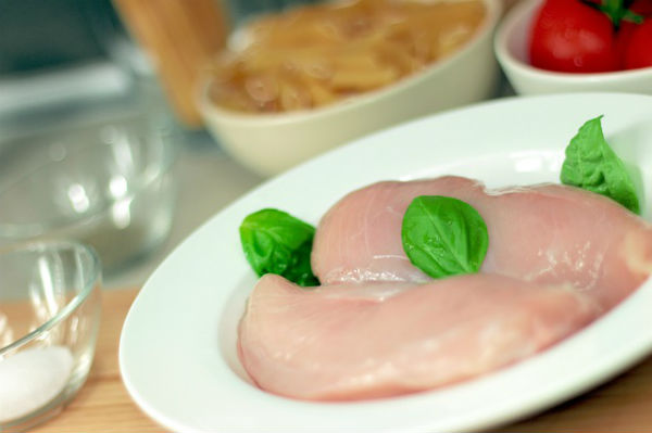 財布の味方『鶏胸肉』を簡単に柔らかくする焼き方・茹で方とおすすめレシピ