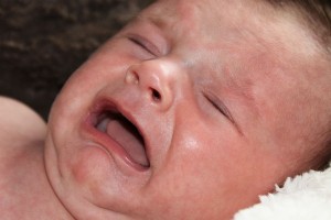 赤ちゃんの夜泣きの原因に“腸内フローラ”が関係しているらしい!?