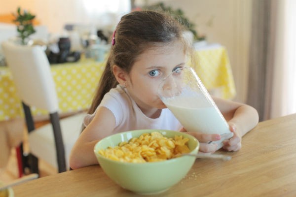 栄養満点？体によくない？牛乳って結局のところ、子どもに必要なの？