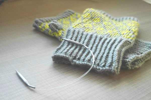 編み物初心者でも『輪針』を使えば簡単！“輪針編み”リストウォーマーの作り方