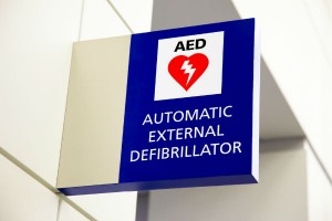 2分が生存率を左右する！命を守るために知っておきたい『AED』の使い方