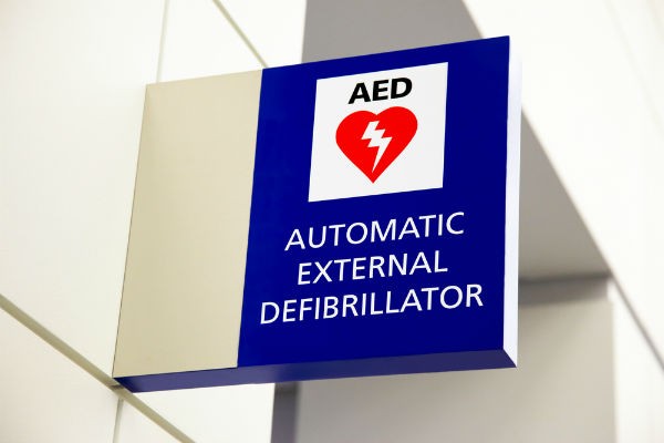 2分が生存率を左右する！命を守るために知っておきたい『AED』の使い方