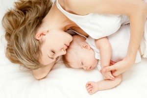 赤ちゃんと添い寝をするときの注意点は？添い寝の便利グッズを活用しよう