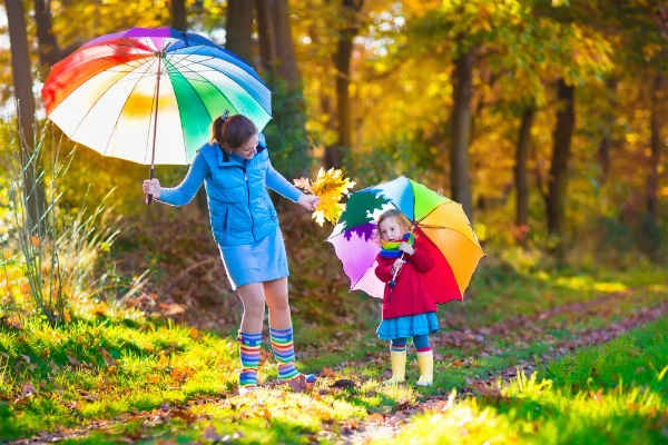 雨の日も楽しく♪子どもが傘をさすときに注意したい6つのこと