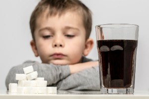 子どものジュースや炭酸飲料、緑茶…何をいつから、どのくらい飲ませてOK？