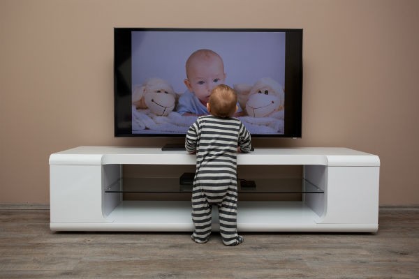 いつからOK？4ヶ月の赤ちゃんにはテレビを見せても大丈夫!?