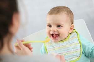 離乳食期の赤ちゃんとお出かけ！便利な持ち物と離乳食現地調達テクニック