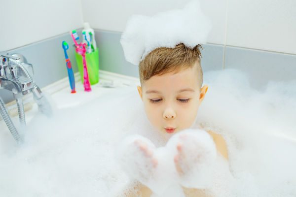 お風呂に子供が一人で入るのはいつから？親子入浴がもたらす子どもへの影響とは？