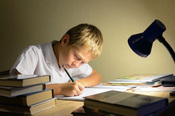 子どもが勉強するときに最適な『照明器具』とは？
