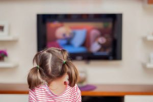 見せすぎは子どもの幸福度に影響が！『テレビ』との正しい付き合い方とは？