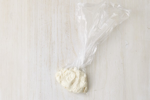 ポリ袋に絹ごし豆腐、白玉粉を入れ、手で揉むように混ぜる